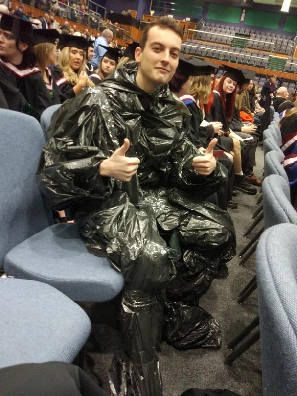 英國格羅斯特郡大學畢業生拉德福宣稱他「太窮了」，負擔不起畢業典禮要穿的全套學士服，於是乾脆穿著黑色垃圾袋出席，反倒因此博得滿堂彩。畫面翻攝：The Sun