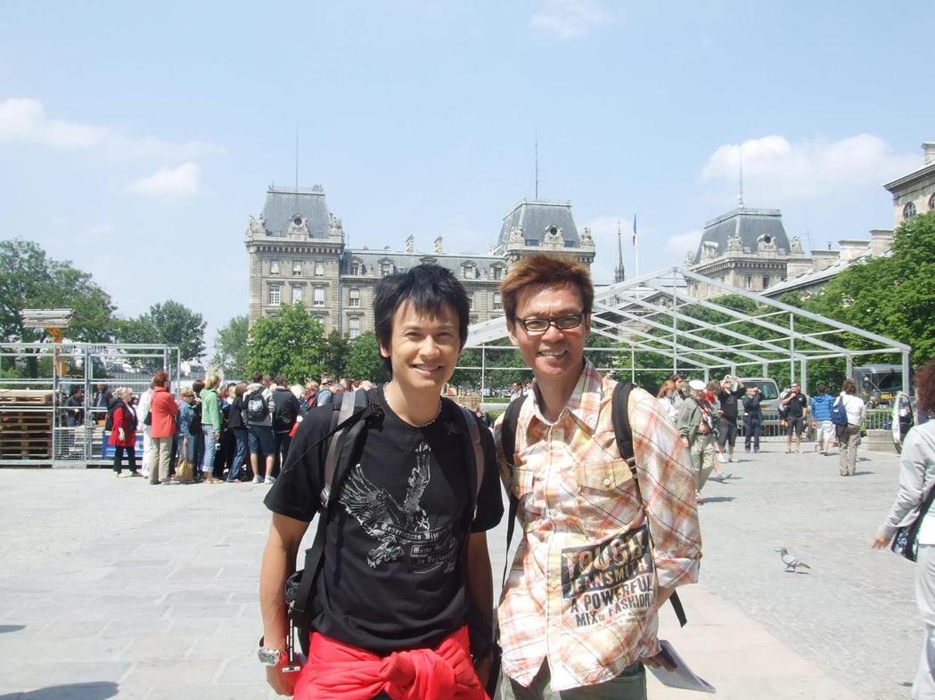 王建復(左)跟李國煌在新加坡曾一起主持節目，建立革命感情。圖／王建復提供