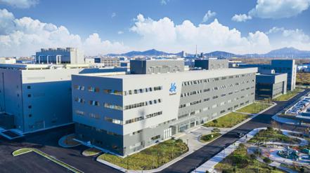 富士康位在青島的半導體高端封測廠今天投產。鴻海/提供