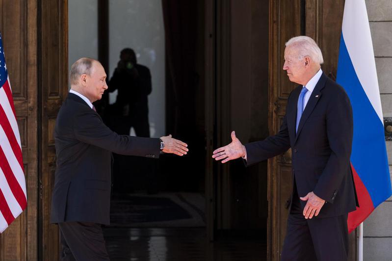 俄國總統普亭（左）和美國總統拜登今年6月在瑞士日內瓦舉行峰會。紐約時報