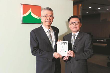 信義房屋集團創辦人周俊吉（左）與董事長薛健平。記者余承翰／攝影