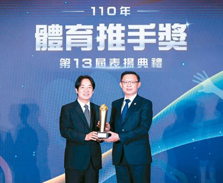 全球人壽總經理馬君碩（右）代表自副總統賴清德手中獲頒體育推手獎贊助類金質獎獎盃。全球人壽／提供