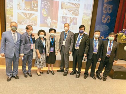中亞聯大2021台灣國際創新生物醫學峰會，董事長蔡長海博士（左五起）、中醫大校長洪明奇、亞大校長蔡進發於會前與貴賓合影。亞大／提供