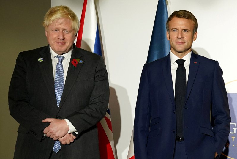 英國首相強生（左）和法國總統馬克宏（右）。路透