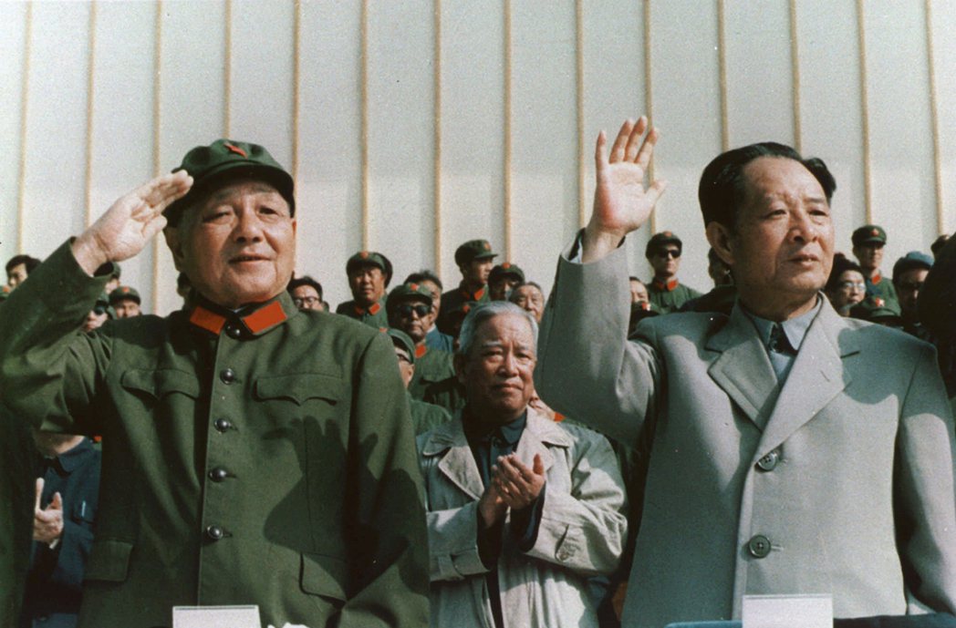 1981年的鄧小平（圖左）與胡耀邦（圖右）。鄧小平發起了另一項名為《關於建國以來...