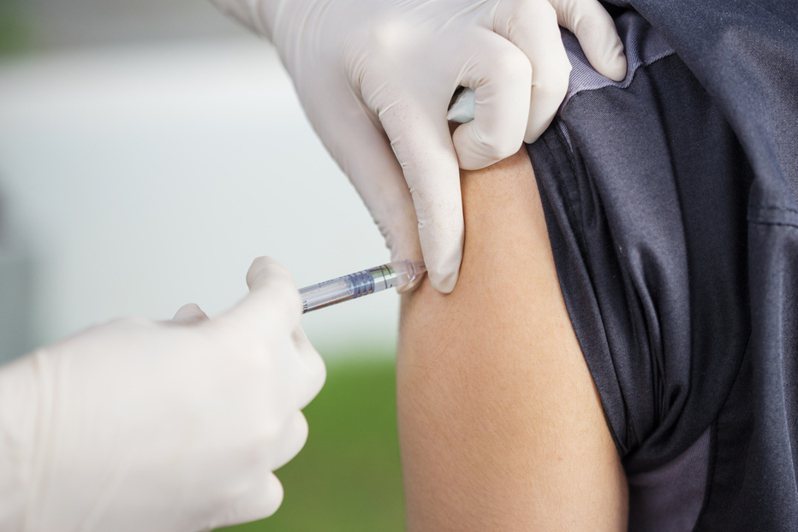 新變異株「Omicron」取代Delta成為非洲南部主流變異株取代，專家表示，南非當地感染人數仍以疫苗施打率低的年輕人為主，現有疫苗仍具一定效果，但也盡快發展次世代疫苗。示意圖／Ingimage