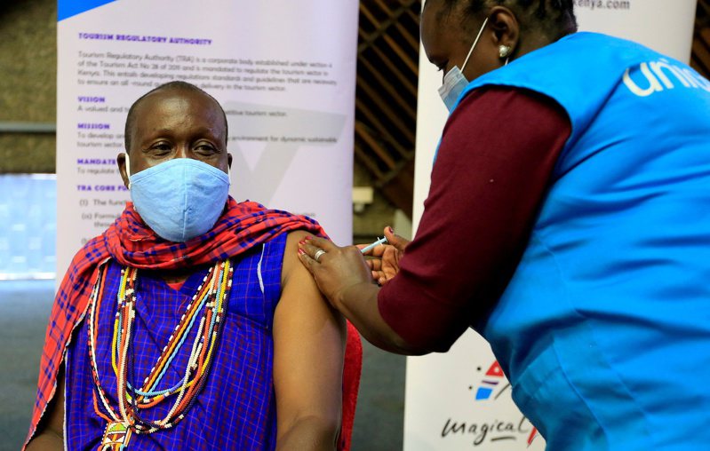 圖為肯亞首都奈洛比一名男性接種AZ新冠疫苗。路透 路透通訊社