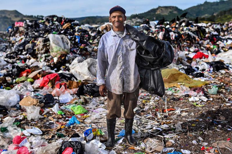 宏都拉斯男子艾斯柯托（Marlon Escoto）14岁起便靠着在垃圾堆中拾荒维生，他一边挑拣塑胶和金属碎片变卖，一边试着驱赶秃鹫。 法新社(photo:UDN)