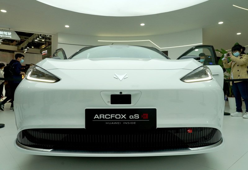 華為今年4月19日在上海車展發表Arcfox Alpha S電動車。新華社