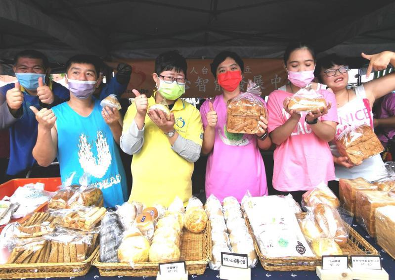 牧心庇護工場的學員販售自烘焙的麵包、饅頭，開心表示工作雖辛苦，但做得很快樂。記者卜敏正／攝影