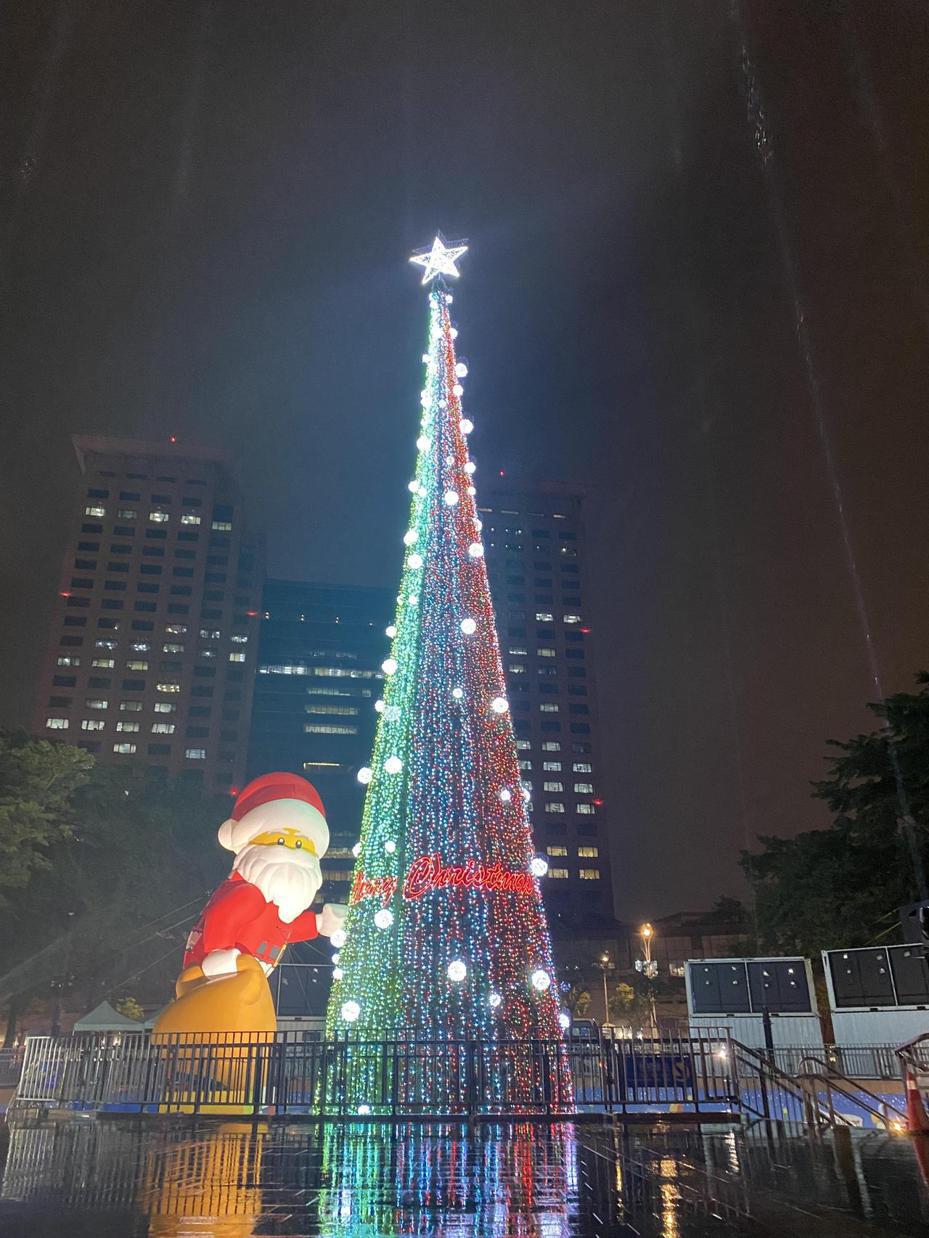 新北歡樂耶誕城將在12月3日開城，觀旅局近日在市民廣場開始試點燈。記者江婉儀／攝影