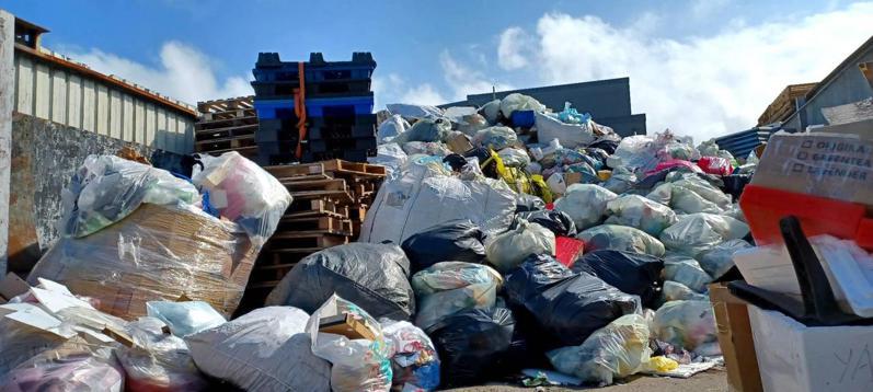 從10月起，桃園市的事業廢棄物無處可去，工廠各地只能暫存垃圾，逐漸堆成一座座小山。圖／清除業者顧志祥提供