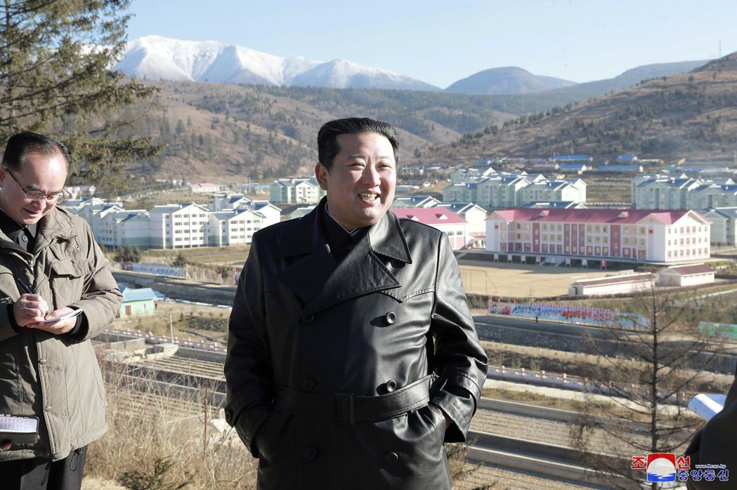 美國「北韓新聞」網站報導，北韓領導人金正恩正在平壤官邸附近打造新別墅，並在境內建...