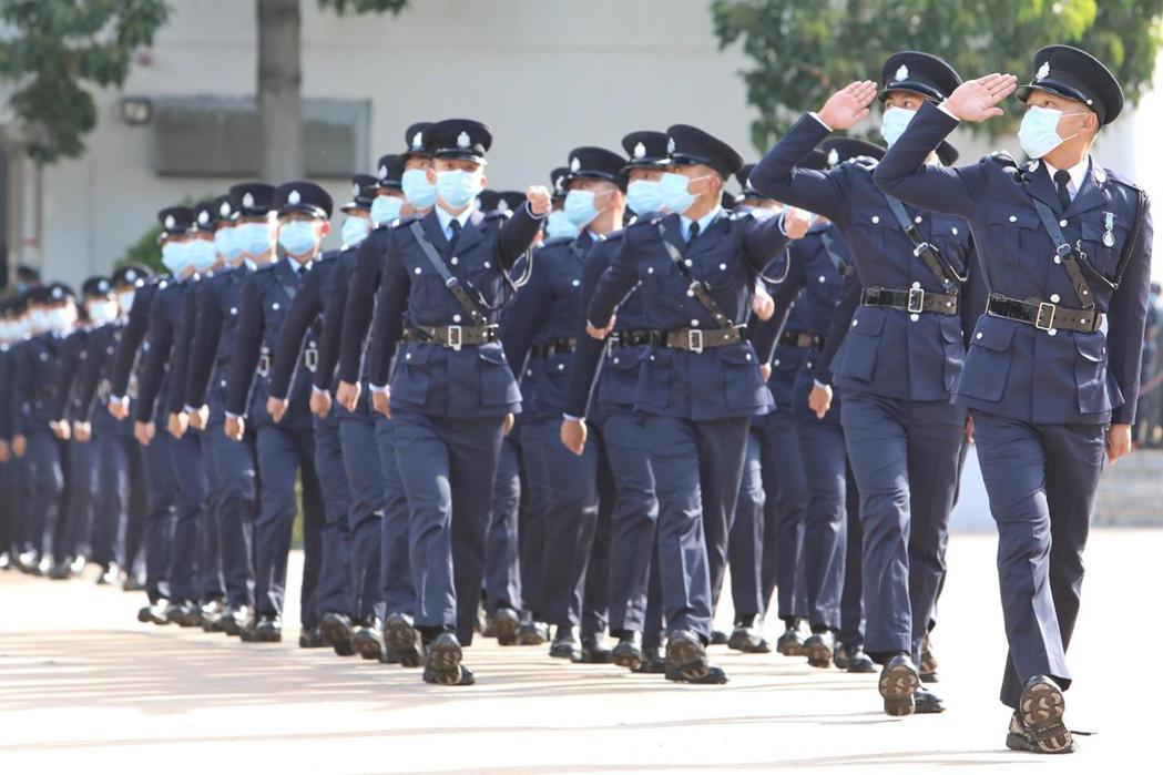 香港警察學院11月27日舉行結業會操，見習督察和學警在典禮中接受檢閱。（中通社）