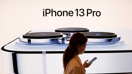 Wedbush Securities分析師Daniel Lves預測，全球iPhone 13新機需求持續大於供應，蘋果有望在這個黑五周末賣出1,000萬支iPhone，本季iPhone銷量上看8,000萬支。路透