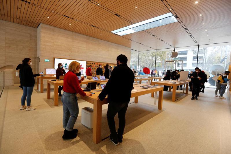 苹果公司（Apple）线上商店已再度开放当地消费者购买产品，但产品却平均涨价约25%。路透(photo:UDN)