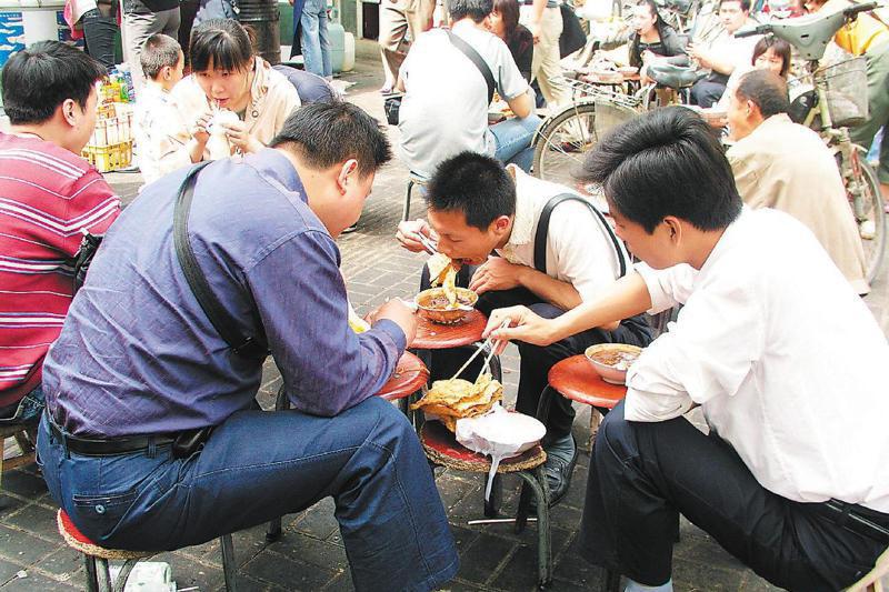 鄭州人吃早餐胡辣湯配油餅。圖／聯合報系資料照片