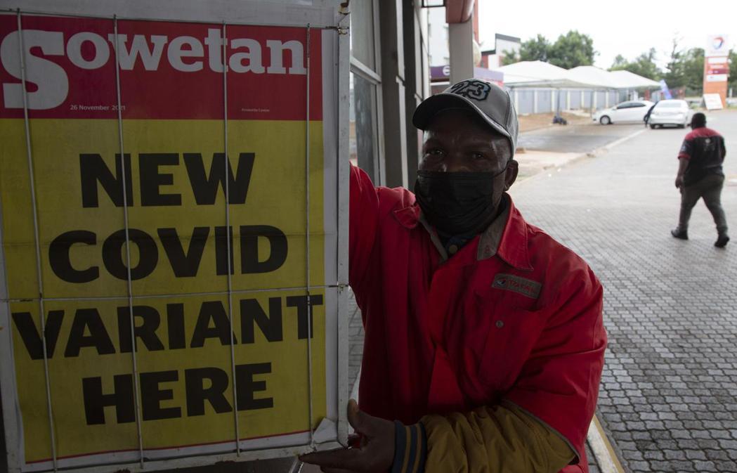 南非首都普勒托利亞一名男子27日站在報紙頭條旁，標題寫著「新冠新變異株在這裡」。...