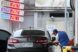 油價緩漲機制2018年上路後，只要95無鉛汽油每公升漲逾30元，就會啟動，民眾不會被「漲好漲滿」。 圖／聯合報系資料照片