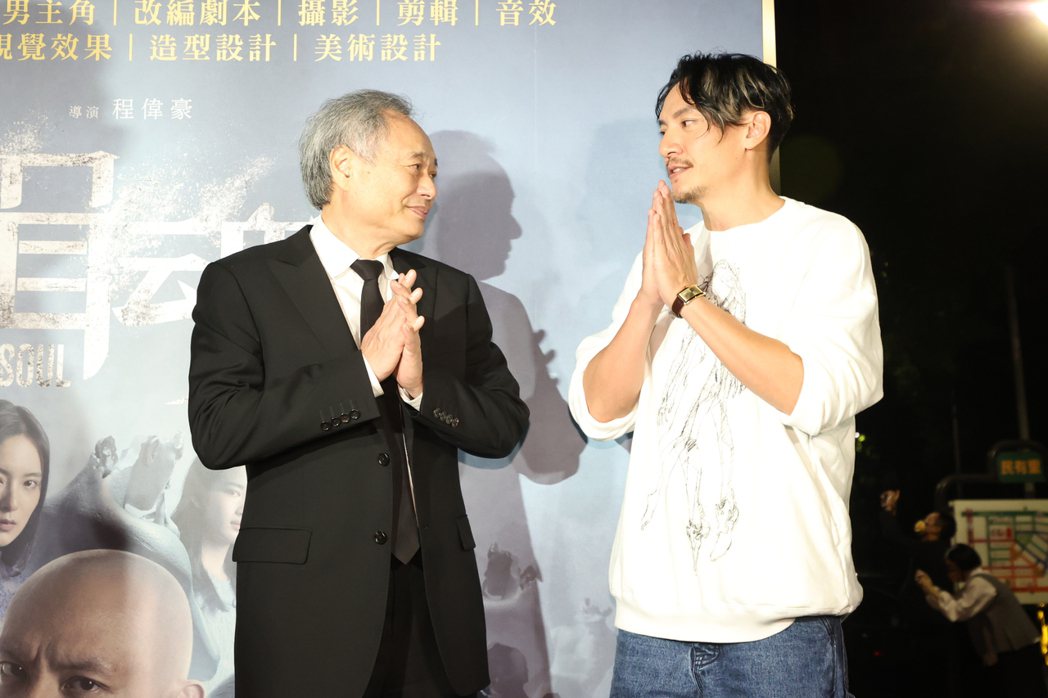 李安(左)在「緝魂」慶功宴上恭喜張震獲獎。記者曾原信／攝影