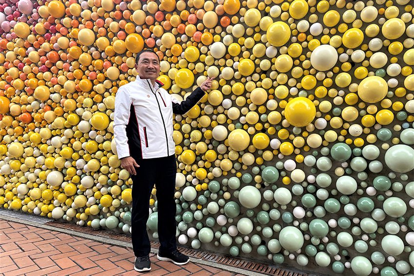 二萬顆陶球打造的「許願糖果牆」，如彩虹般展現市民朋友的心願。 陶博館/提供