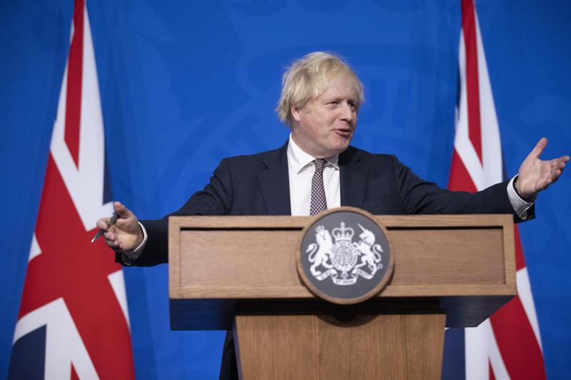 英國發現2例omicron變種病毒感染後，首相強生27日召開新聞發布會。(美聯社)