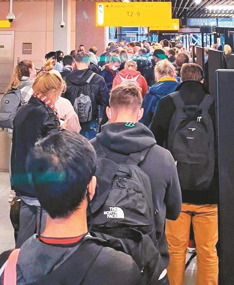 兩架從南非抵達荷蘭阿姆斯特丹的航班中，確定六十一人驗出新冠陽性，當局正在檢查其中是否有人感染Omicron變種。（路透）