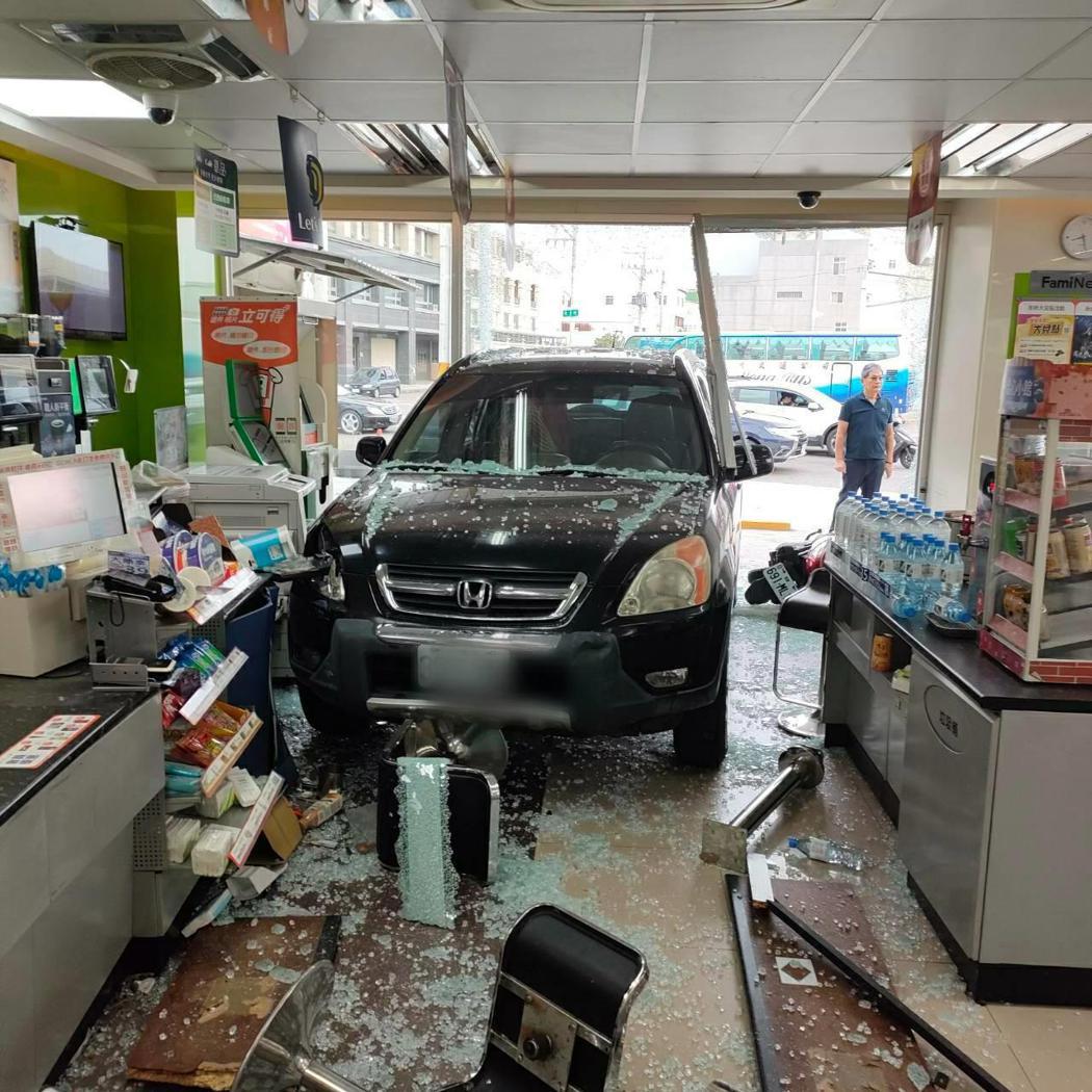 一名婦人今天早上開車要到超商，停車時疑誤踩油門，車衝進店內。圖／民眾馬哥提供