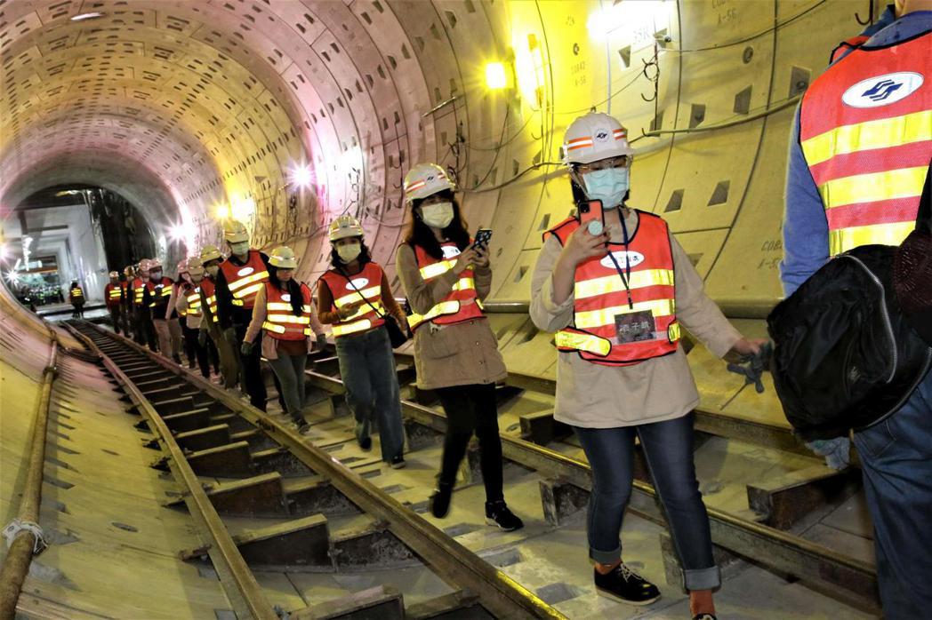 潛盾隧道的施工特色，再次耗盡每個人手機的記憶空間。圖/北市捷運局提供
