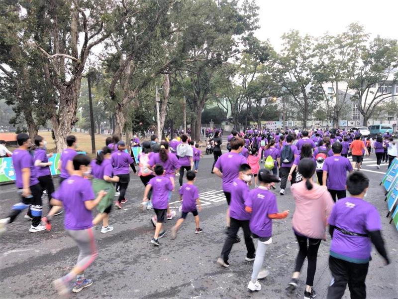原訂6月辦理的「2021中興新村半程馬拉松」也因疫延至今天才開跑，吸引逾1700人參加。圖／南投縣政府提供