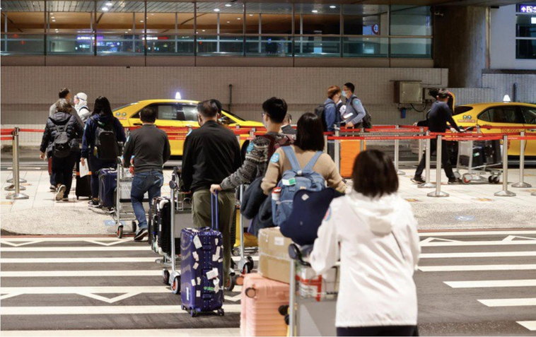 圖為為桃園機場旅客排隊等候搭乘防疫計程車。 本報資料照片
