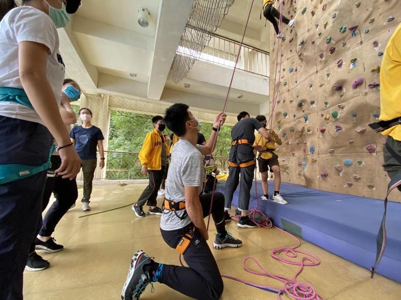新科國中擁有目前新竹市唯一一座校園攀岩場，學校也希望透過攀岩課程讓學生學會突破自我。圖／市府提供
