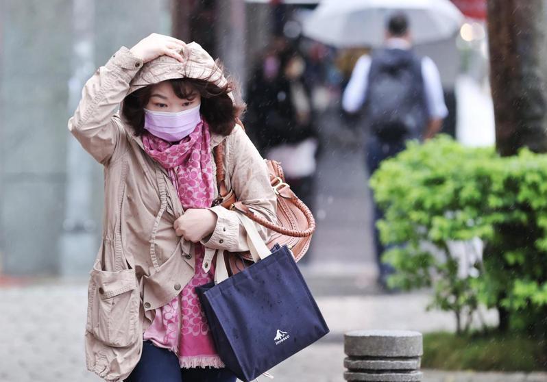 中央氣象局表示，周二北台灣一大早就明顯降溫，其他地區也是愈晚愈冷。本報資料照片