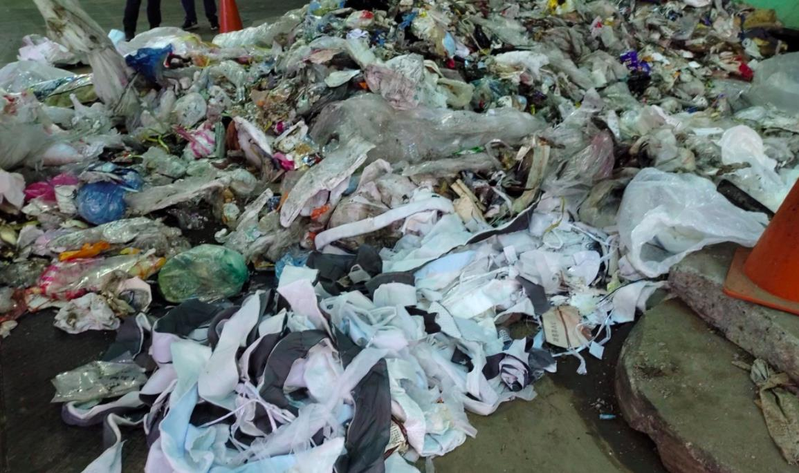 杜絕外縣市垃圾流入台北市，北市環保局這個月已查獲3起、虛偽不實遞送聯單試圖夾帶外縣市廢棄物進入北市焚化廠案件。圖／北市環保局提供