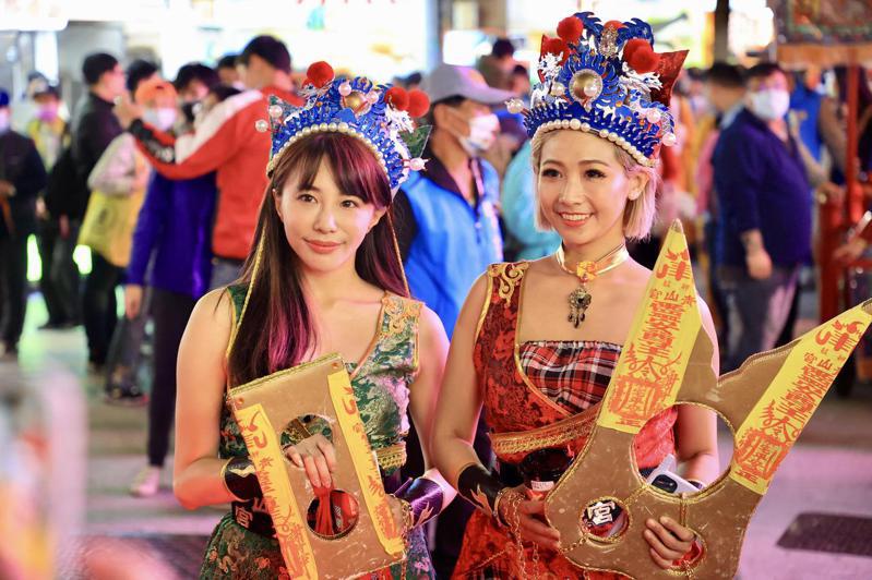 今年艋舺青山祭由黃子宇（右）和林珮瑩（左）2位女孩分別擔任「枷將軍」以及「鎖將軍」。記者林伯東／攝影