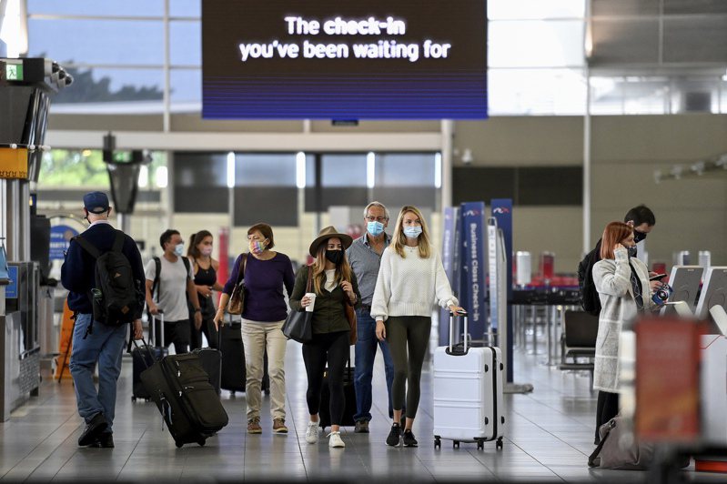 澳洲今日宣布已經驗出兩名來自南非的旅客感染Omicron變種病毒株，目前無症狀。 美聯社