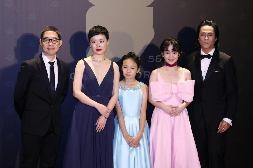廣電系林書宇（左一）擔任監製之作品「美國女孩」榮獲第58屆金馬獎最佳攝影、最佳新演員、最佳新導演。圖/世新提供