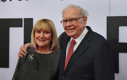 巴菲特與愛女蘇珊‧愛麗絲‧巴菲特（Susan Alice Buffett）。（網路照片）