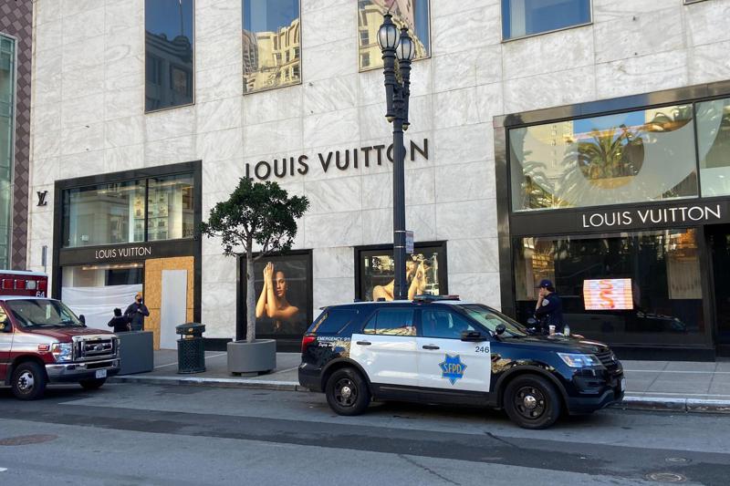 舊金山聯合廣場附近的LV精品專賣店19日晚間也遭搶，圖為21日警方與調查人員到案發現場調查。美聯社