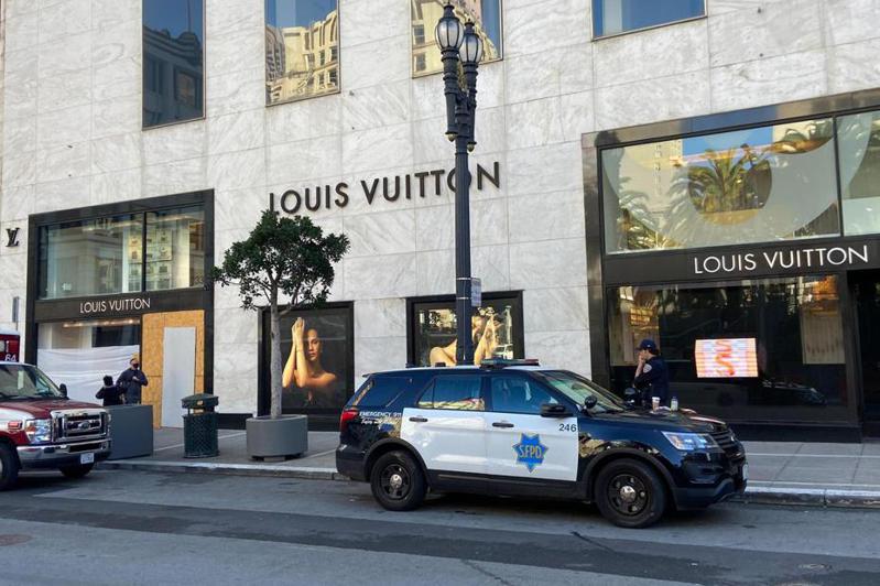 國際奢華品牌Louis Vuitton的條款列明台灣地區不得退貨。美聯社