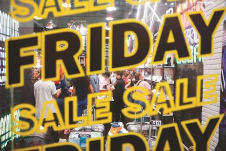 美國消費者在「黑色星期五」大肆購物。（路透）