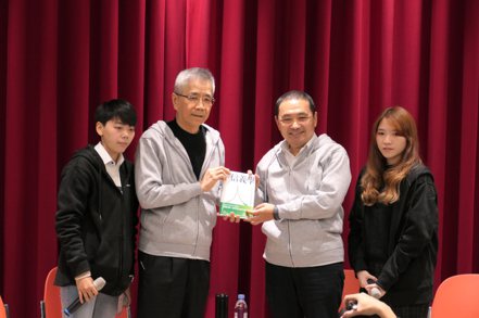 信義房屋創辦人周俊吉（左二）贈信義房屋新書「信義學」給新北市長侯友宜（右二）。 新北市政府/提供