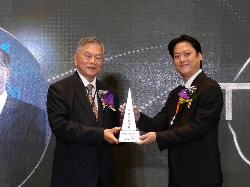 《CSD中衛》榮獲第六屆卓越企業獎，營運長張德成上台領獎。記者鄧玉瑩╱攝影