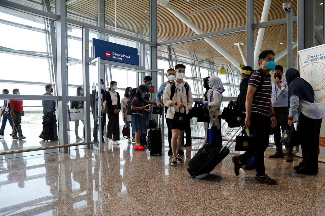 新加坡旅客29日透過免疫苗接種者陸空旅遊通道，抵達吉隆坡國際機場。路透