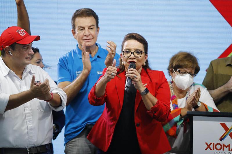 宏都拉斯28日舉行總統大選，在31%投票所的選票開出後，反對黨候選人秀瑪拉．卡斯楚（中）宣布勝選。歐新社