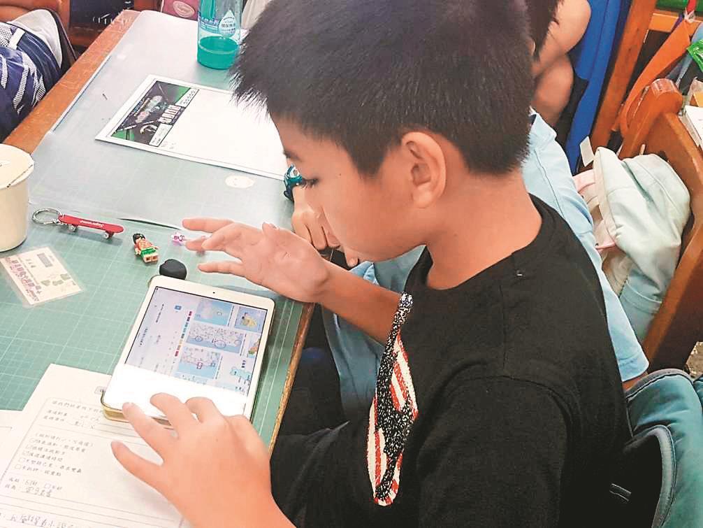 新竹縣府採購了1080台學生用平板、教師用平板68台，讓教學更便利。【作者：，日期：2019-07-02，數位典藏序號：20190702000001242】