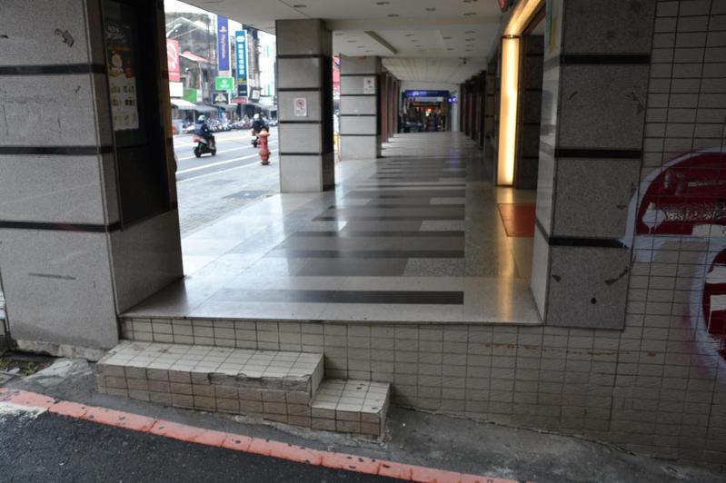 台南市火車站前北門路騎樓高低不齊，不利年長者及輪椅族通行。記者鄭惠仁／攝影