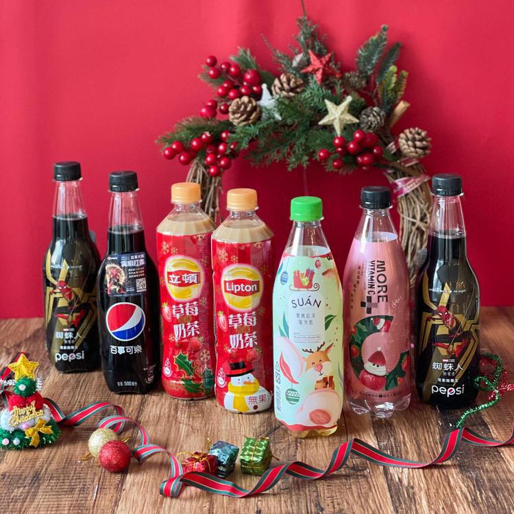 同步推出多款7-ELEVEN限定販售聖誕版包裝飲品。圖／7-ELEVEN提供