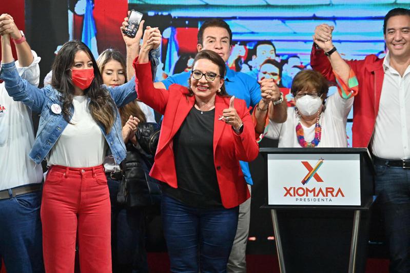 宏都拉斯28日舉行總統大選，左派的反對黨候選人秀瑪菈．卡斯楚（中）宣布勝選，與支持者一起慶祝。法新社