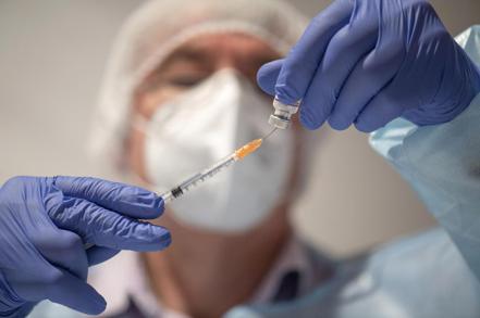 各界憂慮現有新冠疫苗在面對Omicron變種病毒時的保護力可能降低，疫苗製造商已著手展開相關測試，並評估是否有必要推出新版疫苗。美聯社